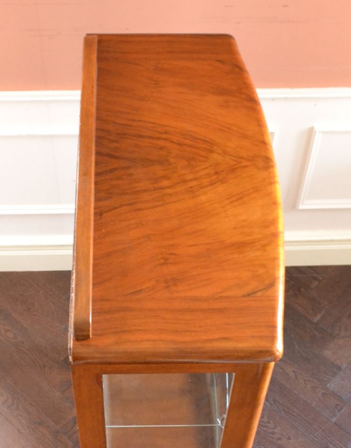 アンティークのキャビネット アンティーク家具 アンティーク英国家具のガラスキャビネット(飾り棚)。天板もピカピカにお直ししました。(k-1310-f)