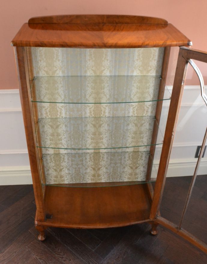 アンティークのキャビネット アンティーク家具 アンティーク英国家具のガラスキャビネット(飾り棚)。中央にある1枚の大きな扉を開くアンティークらしいデザイン。(k-1310-f)