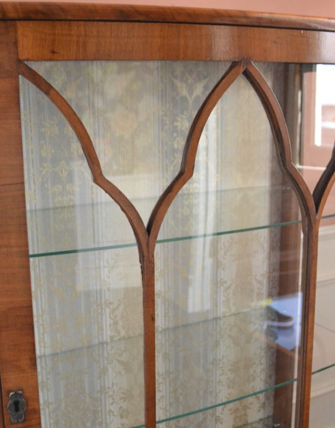 アンティークのキャビネット アンティーク家具 アンティーク英国家具のガラスキャビネット(飾り棚)。ガラスもアンティークならでは。(k-1310-f)