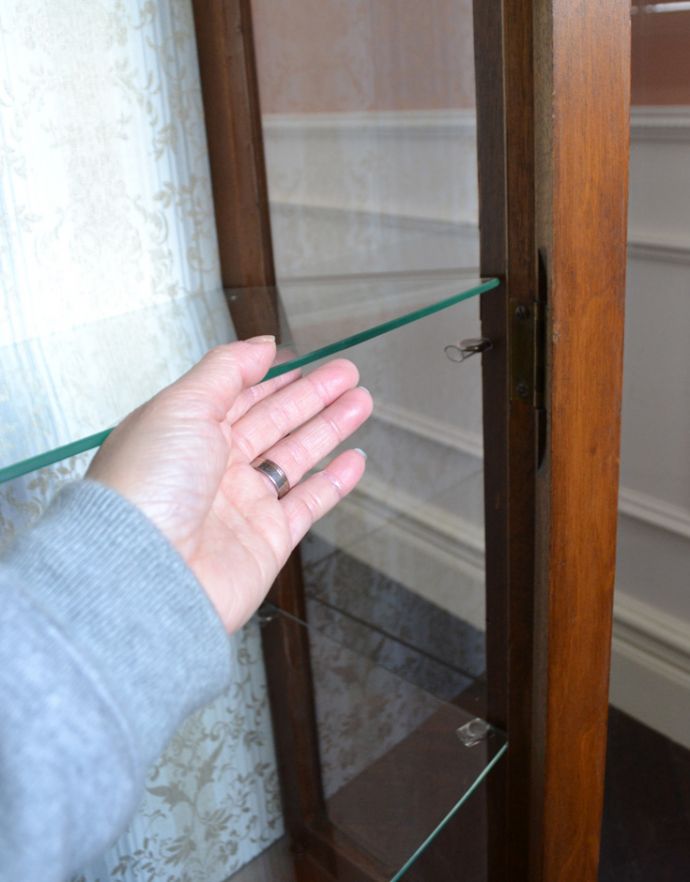 アンティークのキャビネット アンティーク家具 アンティーク英国家具のガラスキャビネット(飾り棚)。ガラスの棚板は可動です。(k-1310-f)