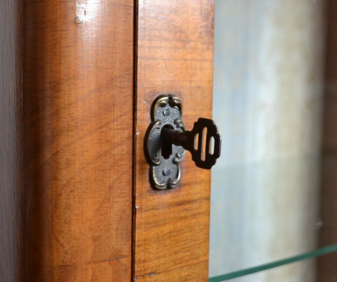 アンティークのキャビネット アンティーク家具 アンティーク英国家具のガラスキャビネット(飾り棚)。鍵を引っ掛けて取っ手のようにして開閉してください。(k-1310-f)