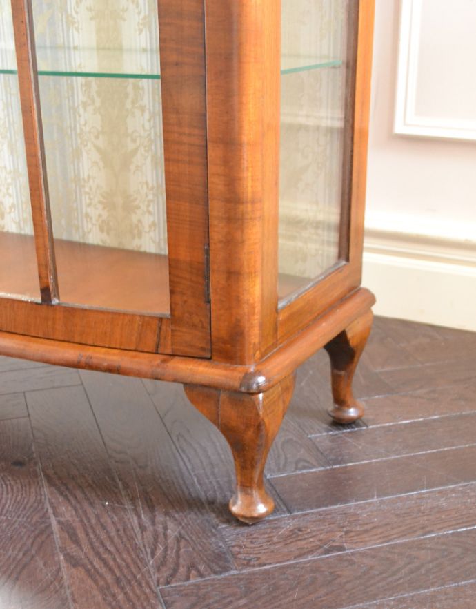 アンティークのキャビネット アンティーク家具 アンティーク英国家具のガラスキャビネット(飾り棚)。安定感のある脚がしっかり支えます。(k-1310-f)