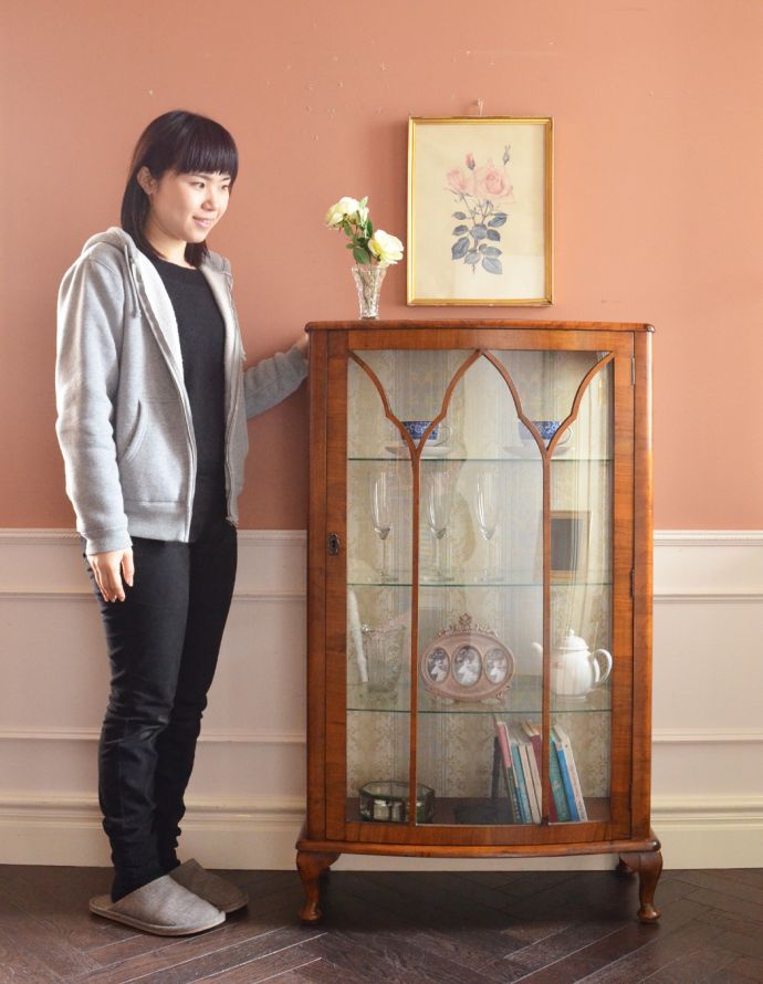アンティークのキャビネット アンティーク家具 アンティーク英国家具のガラスキャビネット(飾り棚)。お気に入りの雑貨や食器を並べてみましょう。(k-1310-f)