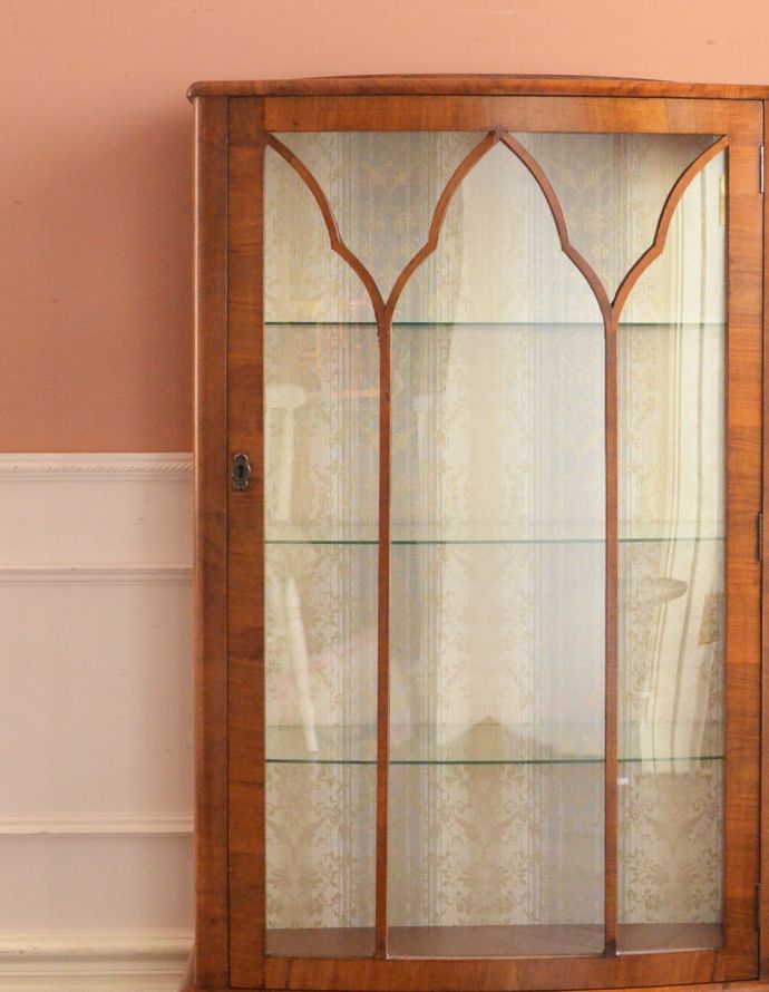 アンティークのキャビネット アンティーク家具 アンティーク英国家具のガラスキャビネット(飾り棚)。アンティークのガラスがキレイにはめ込んであります。(k-1310-f)