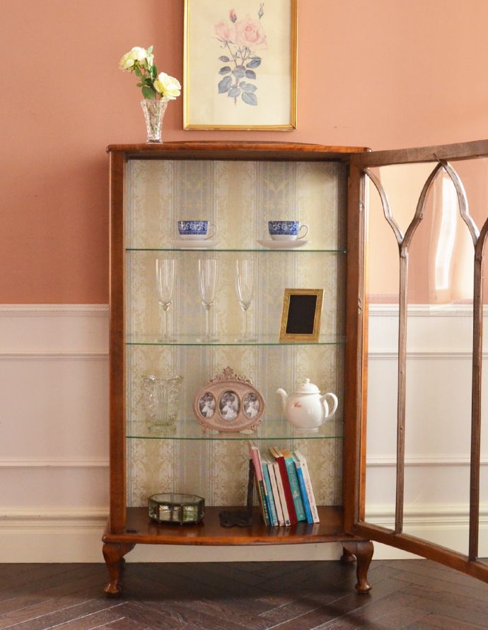 アンティークのキャビネット アンティーク家具 アンティーク英国家具のガラスキャビネット(飾り棚)。食器や写真立て、本やDVDなどなど、たくさん飾ればディスプレイの幅が広がります!ガラスが大きいので、中に飾ったものがいい感じに見えてオシャレになります。(k-1310-f)