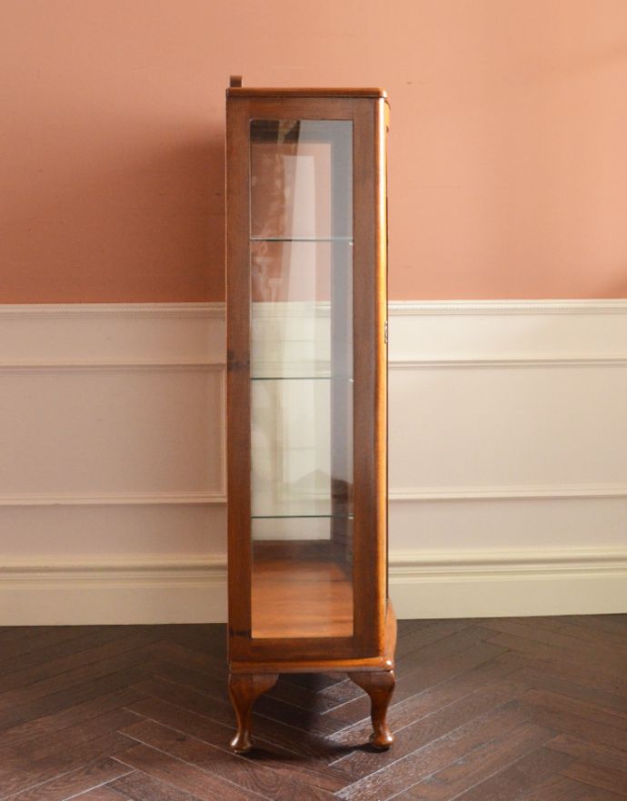 アンティークのキャビネット アンティーク家具 アンティーク英国家具のガラスキャビネット(飾り棚)。サイドもガラスなので、どこから見ても美しいです!しっかり作られているので、安心してお使いいただけます。(k-1310-f)