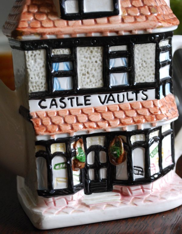 アンティーク雑貨　イギリスアンティークのティータイムアイテム、ポット(CASTLE VAULT)。色使いや、デザインがポットには見えない可愛さのポットです。(k-1311-z)