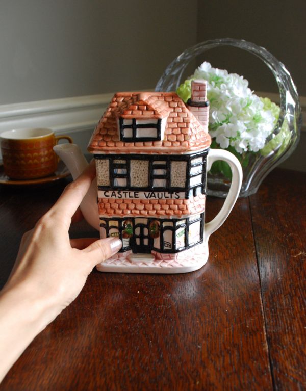 アンティーク雑貨　イギリスアンティークのティータイムアイテム、ポット(CASTLE VAULT)。屋根を外して、花器にしても良いですね。(k-1311-z)