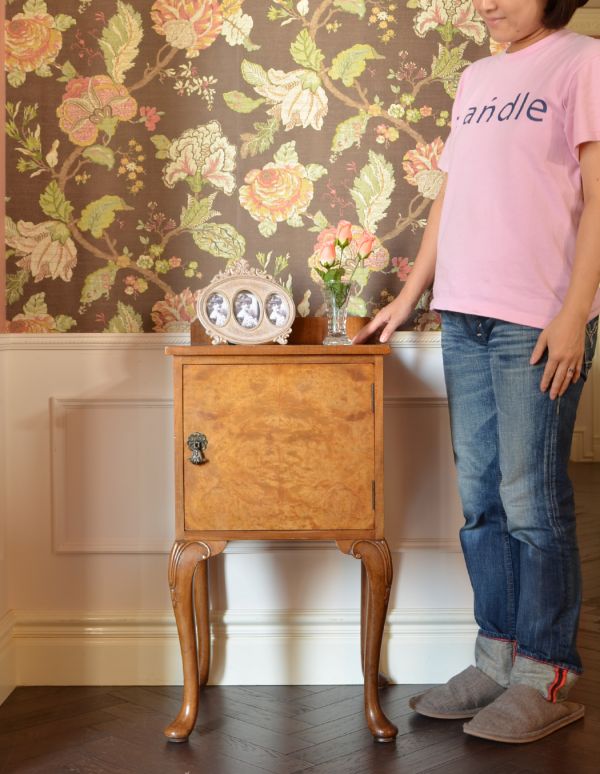 アンティークのキャビネット　アンティーク家具　アンティーク家具らしい優雅なデザインの、ペディスタルカップボード（ウォルナット材）。サイドテーブルにも最適！使いたいときに使いたいところに持ってこられる気軽さが魅力です。(k-1312-f)