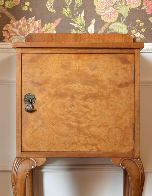 アンティークのキャビネット　アンティーク家具　アンティーク家具らしい優雅なデザインの、ペディスタルカップボード（ウォルナット材）。大人っぽいカラーで落ち着きがあります。(k-1312-f)