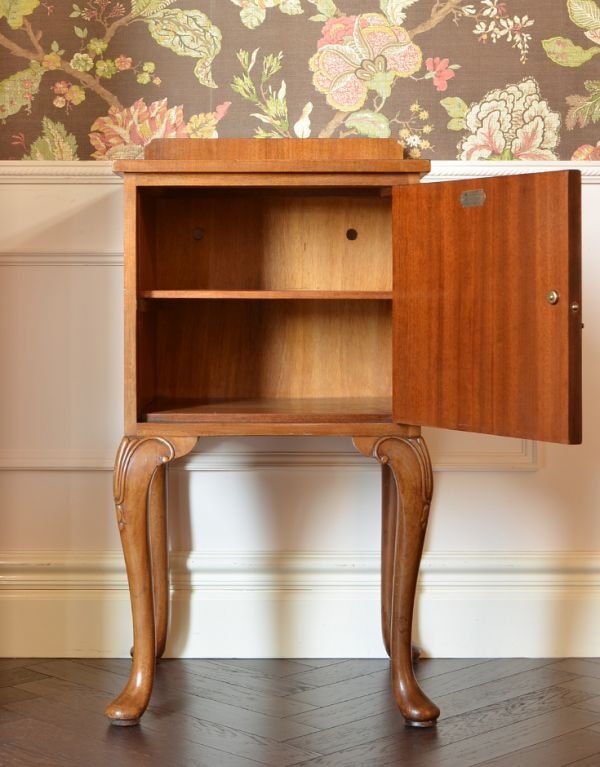 アンティークのキャビネット　アンティーク家具　アンティーク家具らしい優雅なデザインの、ペディスタルカップボード（ウォルナット材）。文庫本や漫画、リモコンなど近くに置いておきたいものを収納しておけばとっても便利ですよ。(k-1312-f)