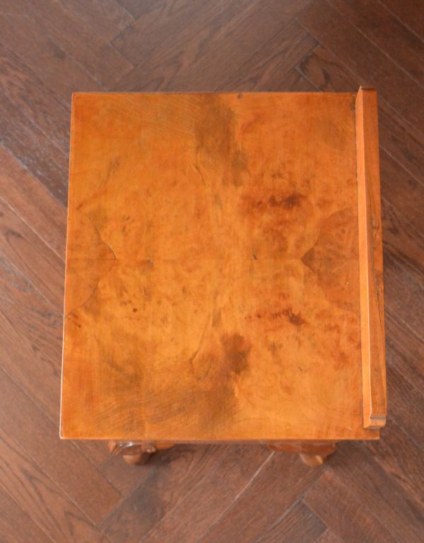 アンティークのキャビネット　アンティーク家具　アンティーク家具らしい優雅なデザインの、ペディスタルカップボード（ウォルナット材）。天板もキレイに仕上げました。(k-1312-f)