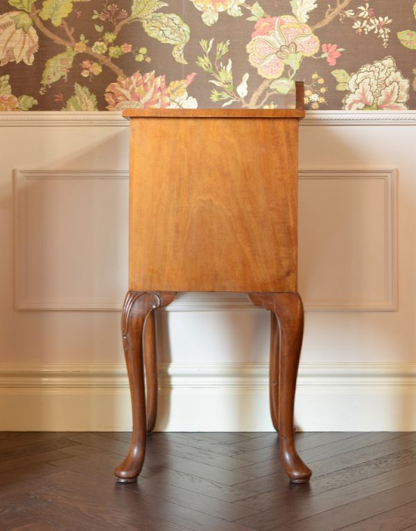 アンティークのキャビネット　アンティーク家具　アンティーク家具らしい優雅なデザインの、ペディスタルカップボード（ウォルナット材）。サイドもスッキリ。(k-1312-f)