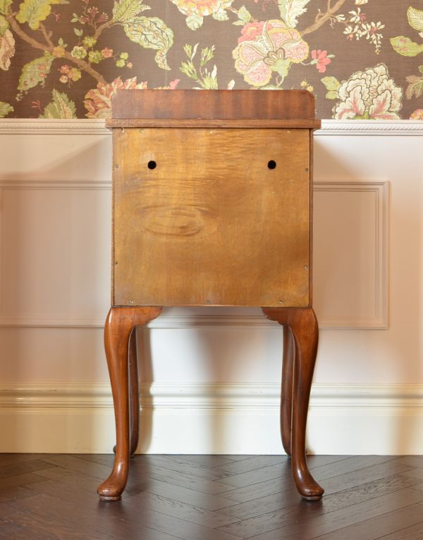 アンティークのキャビネット　アンティーク家具　アンティーク家具らしい優雅なデザインの、ペディスタルカップボード（ウォルナット材）。きちんとメンテナンスしてあるので、裏側もキレイです。(k-1312-f)