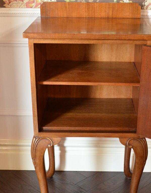 アンティークのキャビネット　アンティーク家具　アンティーク家具らしい優雅なデザインの、ペディスタルカップボード（ウォルナット材）。中もキレイに仕上げているので、安心して収納できます。(k-1312-f)