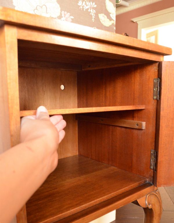 アンティークのキャビネット　アンティーク家具　アンティーク家具らしい優雅なデザインの、ペディスタルカップボード（ウォルナット材）。棚板は可動式になっています。(k-1312-f)