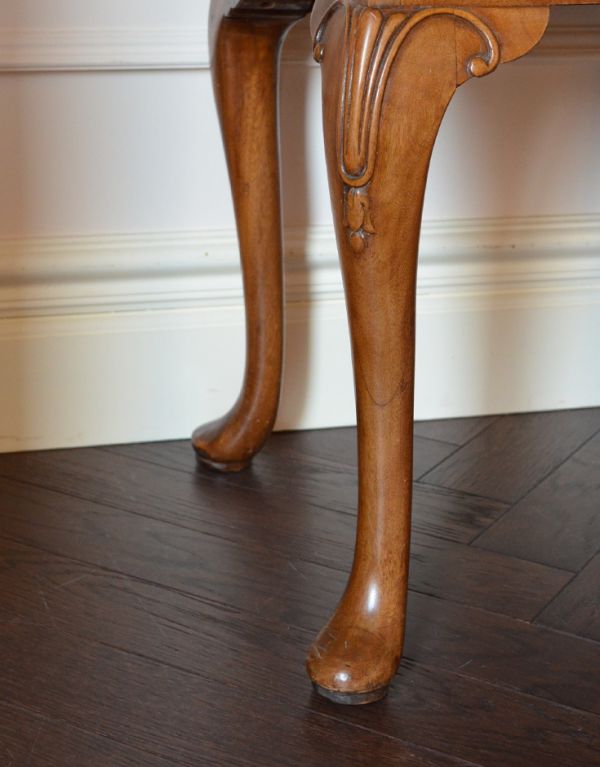 アンティークのキャビネット　アンティーク家具　アンティーク家具らしい優雅なデザインの、ペディスタルカップボード（ウォルナット材）。脚にも美しい装飾があります。(k-1312-f)