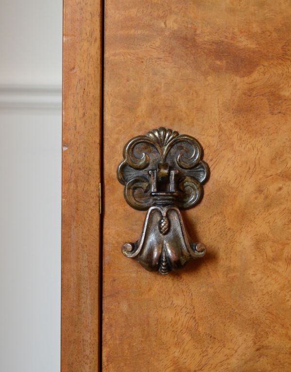 アンティークのキャビネット　アンティーク家具　アンティーク家具らしい優雅なデザインの、ペディスタルカップボード（ウォルナット材）。高級感のある取っ手が付いています。(k-1312-f)
