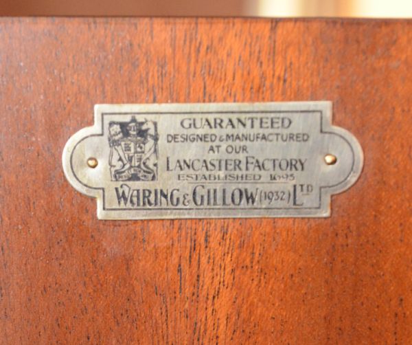 アンティークのキャビネット　アンティーク家具　アンティーク家具らしい優雅なデザインの、ペディスタルカップボード（ウォルナット材）。メーカーのタグが残っていました。(k-1312-f)