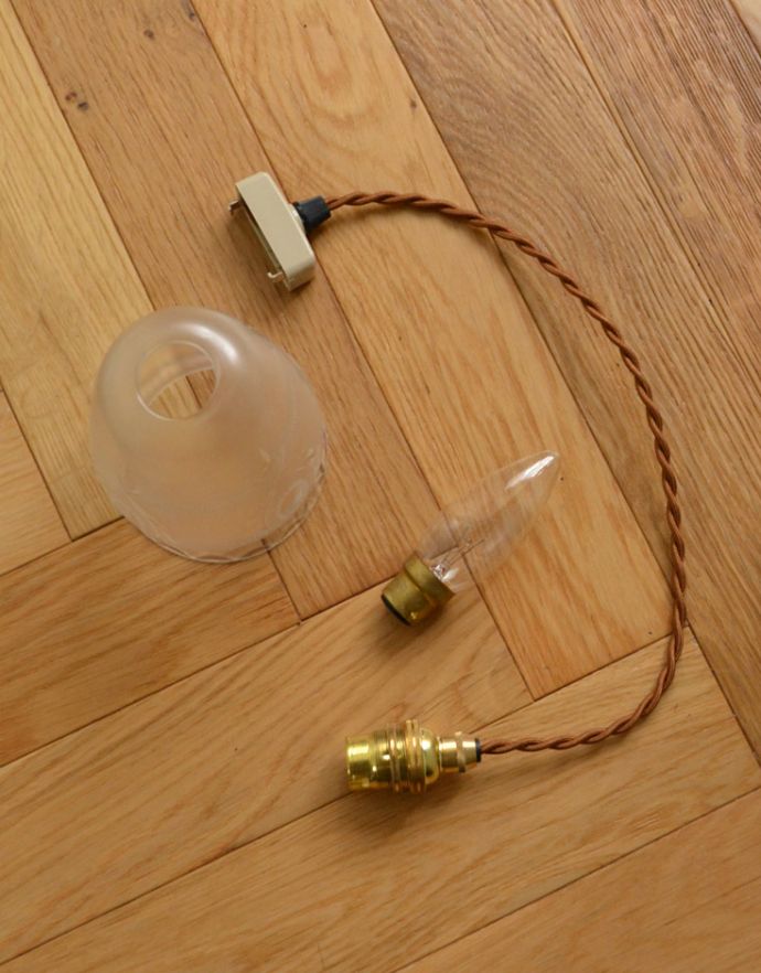 ペンダントライト　照明・ライティング　模様が美しいペンダントランプ、イギリスのアンティーク照明（コード・シャンデリア球・ギャラリーなし）。ガラスシェード、コード、電球1個をセットでお届けするので、届いてすぐに取り付けられます。(k-1314-z)