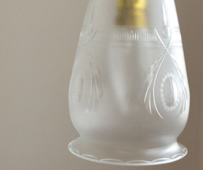 ペンダントライト　照明・ライティング　模様が美しいペンダントランプ、イギリスのアンティーク照明（コード・シャンデリア球・ギャラリーなし）。シェードは、アンティークのため、誤差があったり、キズ、汚れが入っている場合もあります。(k-1314-z)