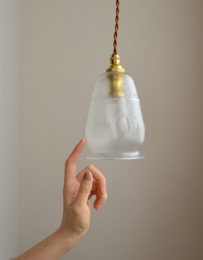 ペンダントライト　照明・ライティング　模様が美しいペンダントランプ、イギリスのアンティーク照明（コード・シャンデリア球・ギャラリーなし）。アンティークのガラスは、光を通すとなんとも言えないステキな雰囲気でお部屋を照らしてくれます。(k-1314-z)