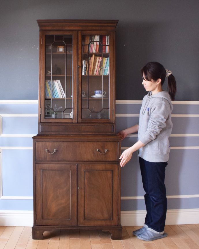 アンティークのキャビネット　アンティーク家具　英国トラッドなビューローブックケース、アンティークの収納家具。飾り棚とパソコンスペース、両方欲しい方にオススメなのが、このブックケースビューロー！（モデルの身長は156cmです）。(k-1315-f)