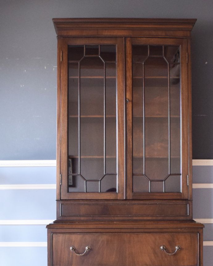 アンティークのキャビネット　アンティーク家具　英国トラッドなビューローブックケース、アンティークの収納家具。男女共によく似合う大人っぽいビューローです。(k-1315-f)