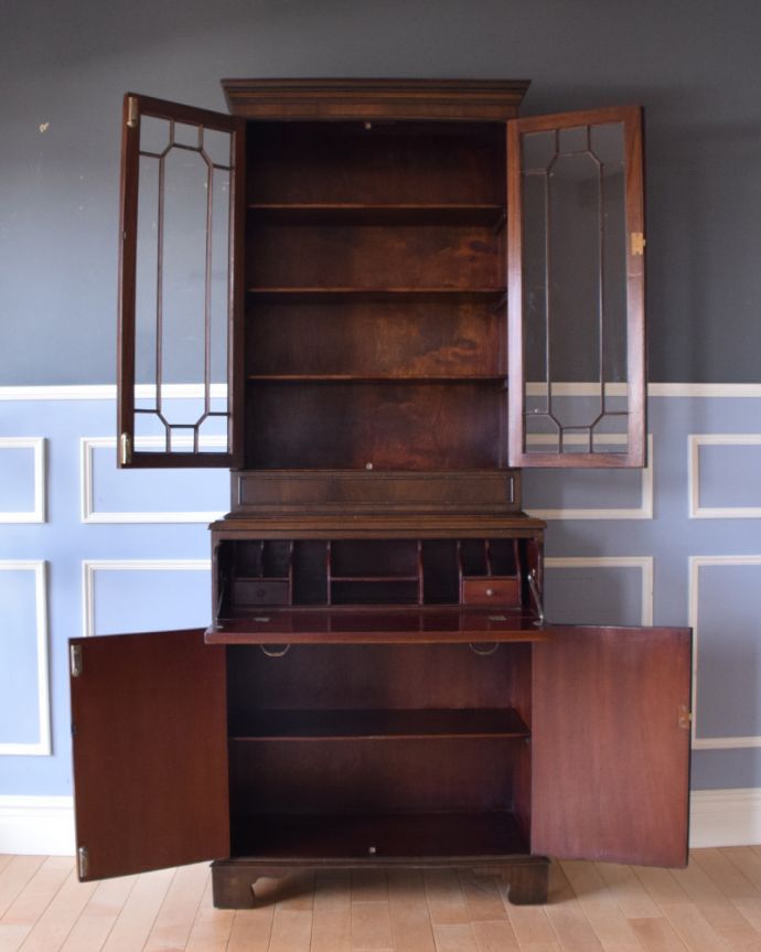 アンティークのキャビネット　アンティーク家具　英国トラッドなビューローブックケース、アンティークの収納家具。飾り棚の棚板は上が３枚、下に１枚あります。(k-1315-f)