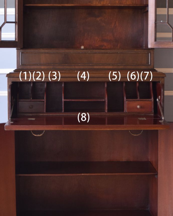 アンティークのキャビネット　アンティーク家具　英国トラッドなビューローブックケース、アンティークの収納家具。パソコンを置いても広々としていて、使いやすいんです。(k-1315-f)