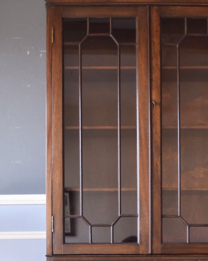 アンティークのキャビネット　アンティーク家具　英国トラッドなビューローブックケース、アンティークの収納家具。装飾の入った大きなガラスです。(k-1315-f)