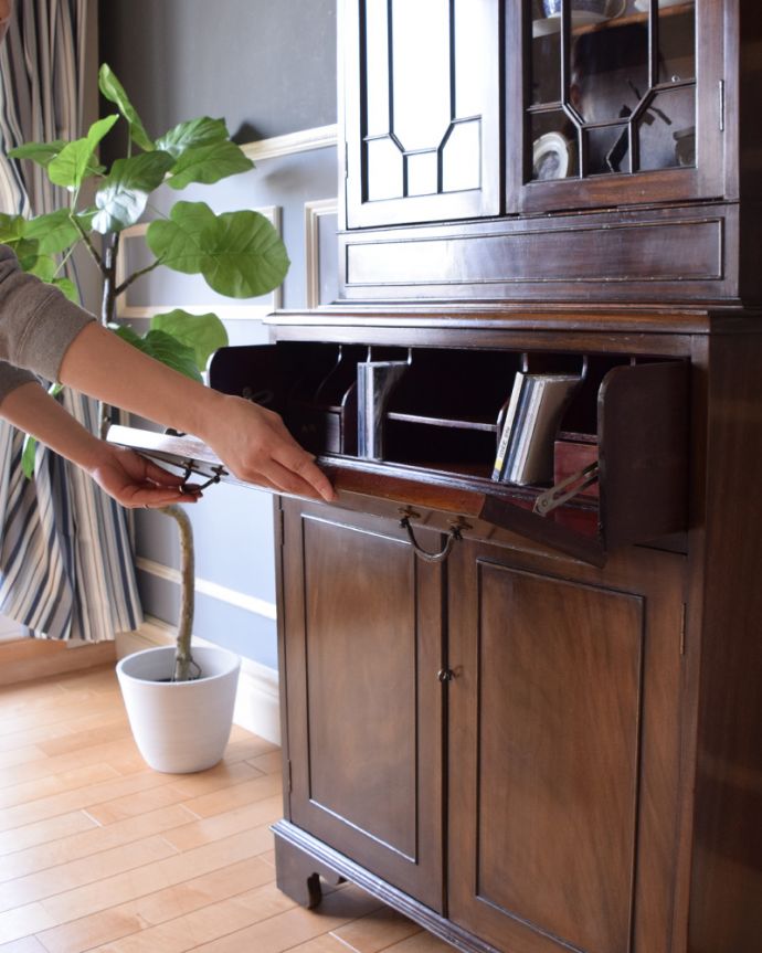 アンティークのキャビネット　アンティーク家具　英国トラッドなビューローブックケース、アンティークの収納家具。ビューローは支えでしっかり固定されるので、安心してお使いいただけます。(k-1315-f)