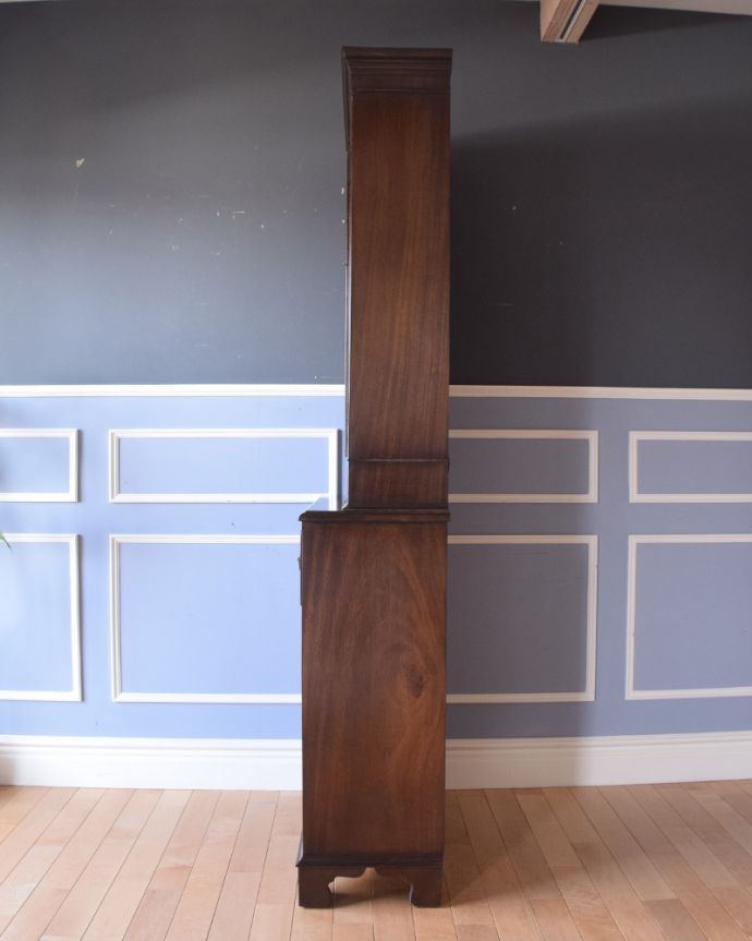 アンティークのキャビネット　アンティーク家具　英国トラッドなビューローブックケース、アンティークの収納家具。ビューロー部分を閉じると、すっきりしたキャビネットになります。(k-1315-f)