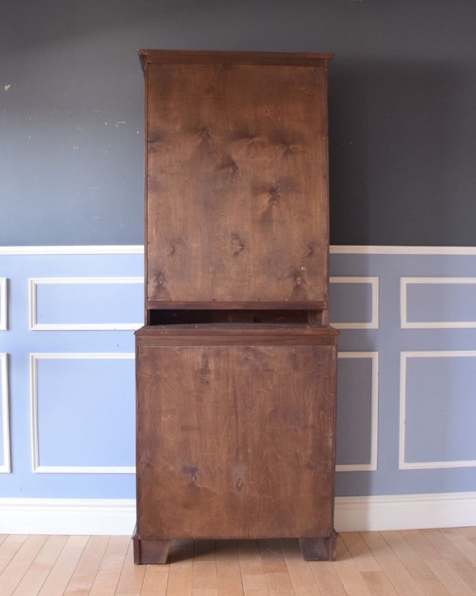 アンティークのキャビネット　アンティーク家具　英国トラッドなビューローブックケース、アンティークの収納家具。アンティークは新品ではないので、もちろん経年変化によるキズはありますが、専門の職人が目立たないようキレイにお直しをしているので、後姿までキレイです。(k-1315-f)