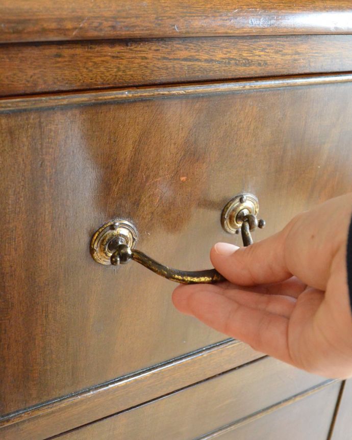 アンティークのキャビネット　アンティーク家具　英国トラッドなビューローブックケース、アンティークの収納家具。取っ手は味わいのある素敵なデザイン。(k-1315-f)