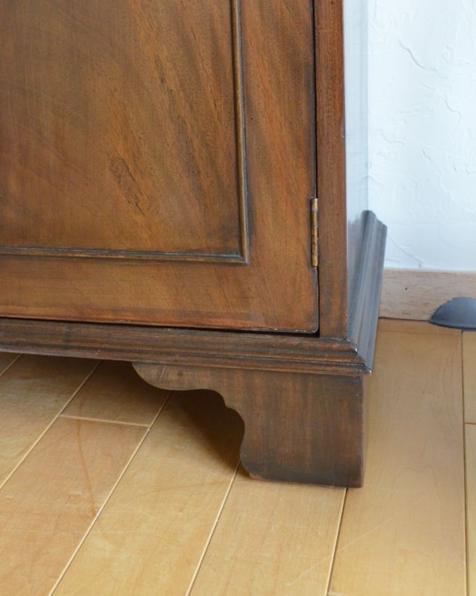 アンティークのキャビネット　アンティーク家具　英国トラッドなビューローブックケース、アンティークの収納家具。ビューローをしっかり支える脚です。(k-1315-f)