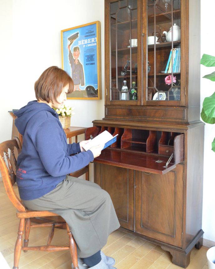 アンティークのキャビネット　アンティーク家具　英国トラッドなビューローブックケース、アンティークの収納家具。自分だけの時間を楽しもうパタンとデスクを広げれば、あっという間に自分だけのスペースができます。(k-1315-f)