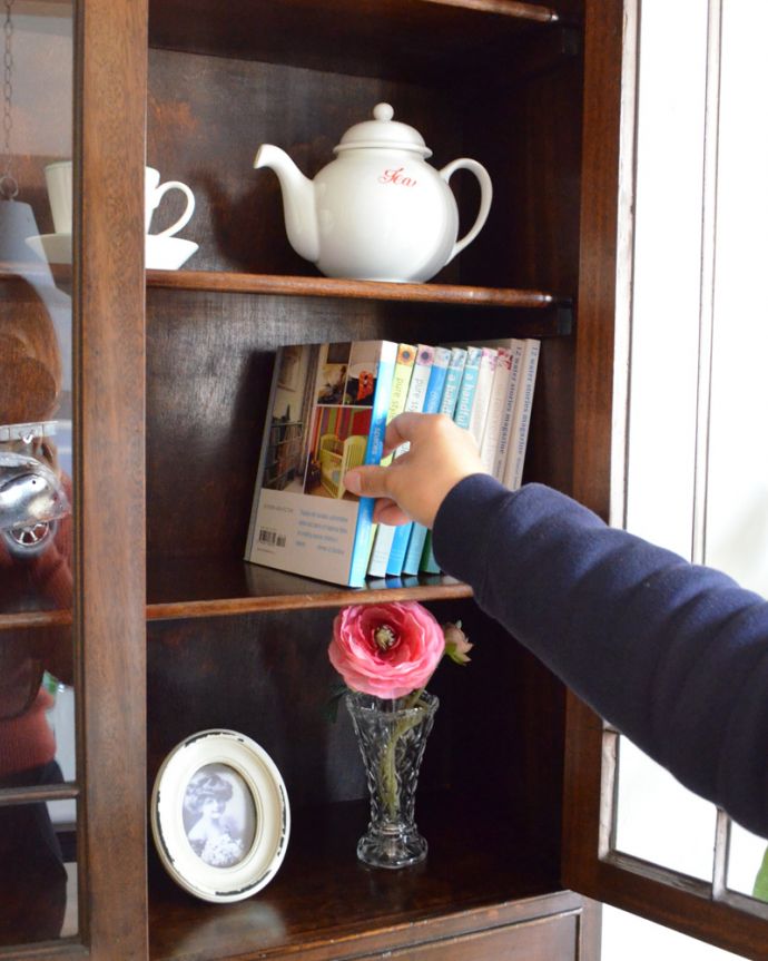 アンティークのキャビネット　アンティーク家具　英国トラッドなビューローブックケース、アンティークの収納家具。棚板は木製なので、文庫本やＣＤなどを収納するのにもピッタリです。(k-1315-f)