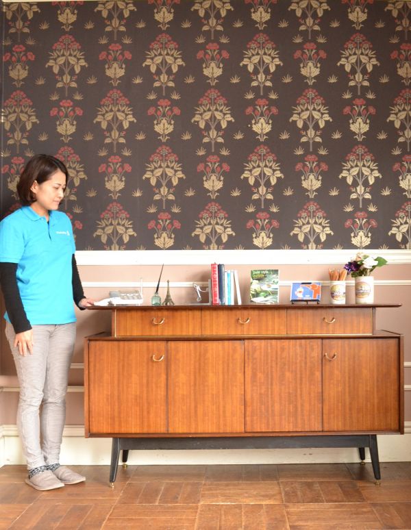 アンティークのキャビネット アンティーク家具 Gプランのヴィンテージ家具、北欧スタイルのサイドボード(トラー&ブラック)。脚があるので軽やかな印象です。(k-1316-f)