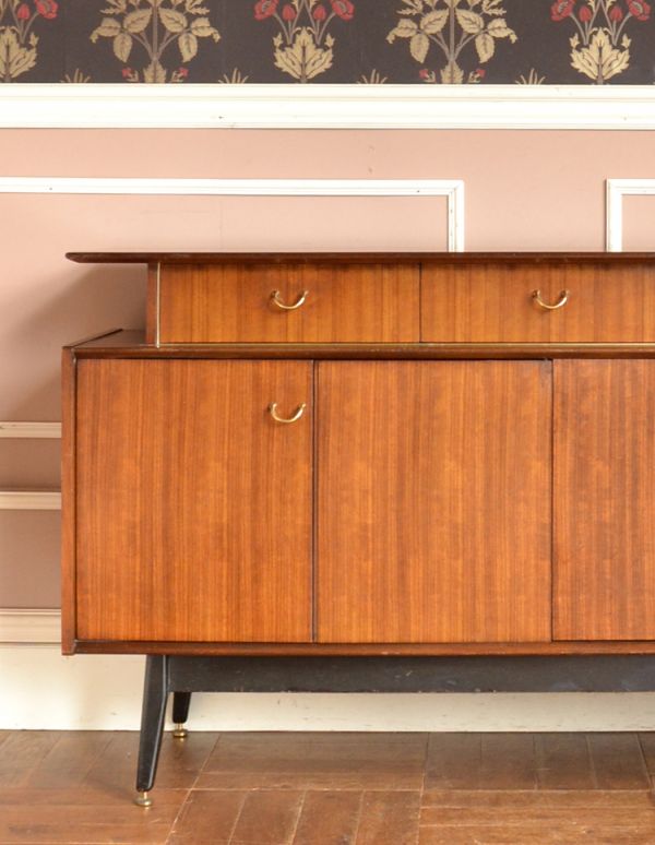 アンティークのキャビネット アンティーク家具 Gプランのヴィンテージ家具、北欧スタイルのサイドボード(トラー&ブラック)。リビングで電話などの置き場所として使っても最適です。(k-1316-f)