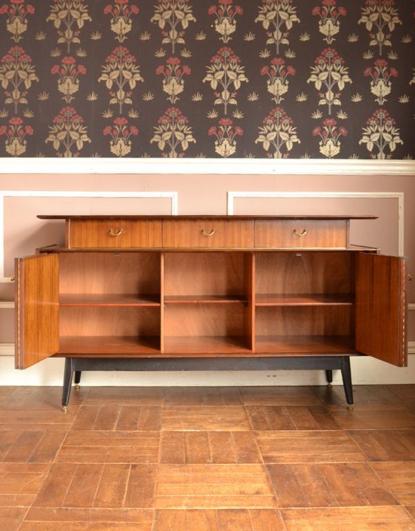 アンティークのキャビネット アンティーク家具 Gプランのヴィンテージ家具、北欧スタイルのサイドボード(トラー&ブラック)。扉の奥はたっぷり収納。(k-1316-f)