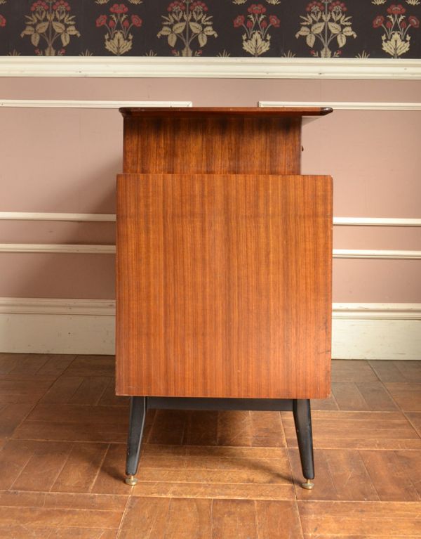 アンティークのキャビネット アンティーク家具 Gプランのヴィンテージ家具、北欧スタイルのサイドボード(トラー&ブラック)。サイドから見てもキレイな状態です。(k-1316-f)