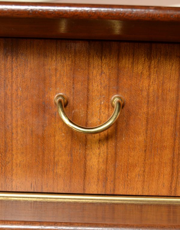 アンティークのキャビネット アンティーク家具 Gプランのヴィンテージ家具、北欧スタイルのサイドボード(トラー&ブラック)。ゴールドの取っ手です。(k-1316-f)