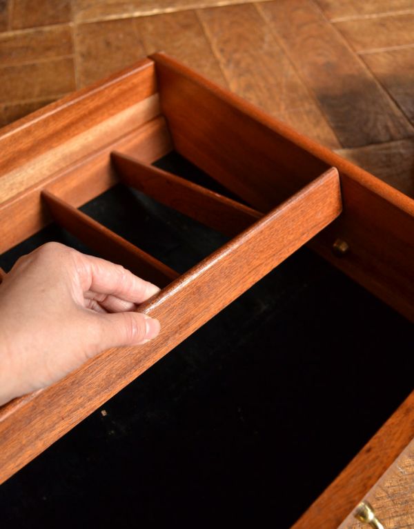 アンティークのキャビネット アンティーク家具 Gプランのヴィンテージ家具、北欧スタイルのサイドボード(トラー&ブラック)。引き出しの上段は黒いフェルトが張ってあります。(k-1316-f)