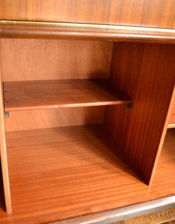 アンティークのキャビネット アンティーク家具 Gプランのヴィンテージ家具、北欧スタイルのサイドボード(トラー&ブラック)。左右の扉内には、棚板が付いているのできちんと整理整頓ができます。(k-1316-f)