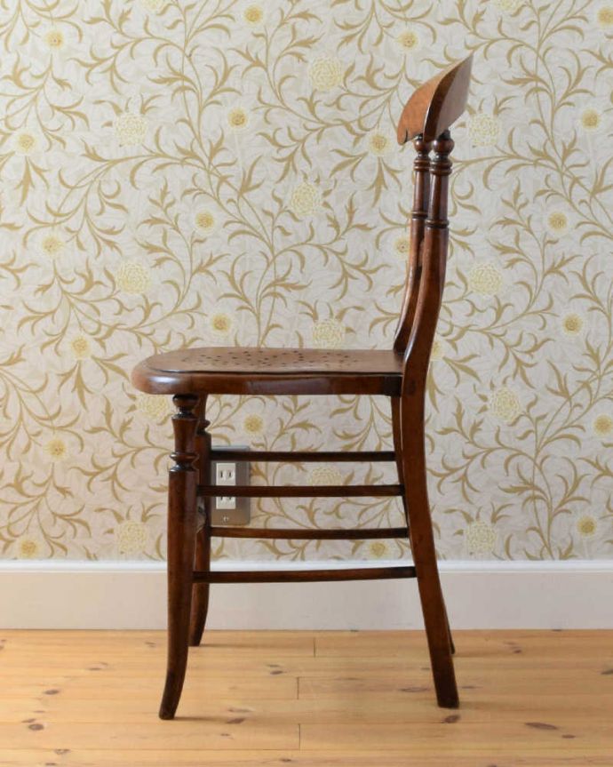 板座面　アンティーク チェア　イギリスから届いたアンティークの椅子、座面が可愛いキッチンチェア。横から見てもステキ横から見るとこんな感じ。(k-1317-c)