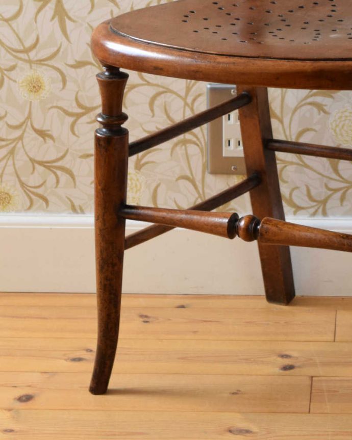 板座面　アンティーク チェア　イギリスから届いたアンティークの椅子、座面が可愛いキッチンチェア。移動もラクラクHandleのアンティークチェアの脚の裏には、フェルトキーパーをお付けしていますので、床を滑らせてお使い頂けます。(k-1317-c)