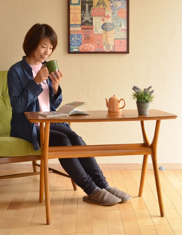 ロイドテーブル アンティーク家具 子供部屋でも使えるイギリスの家具、ヴィンテージのサイドテーブル 。どんなテイストにもマッチしてしまう、シンプルなコーヒーテーブルです。(k-1317-f)