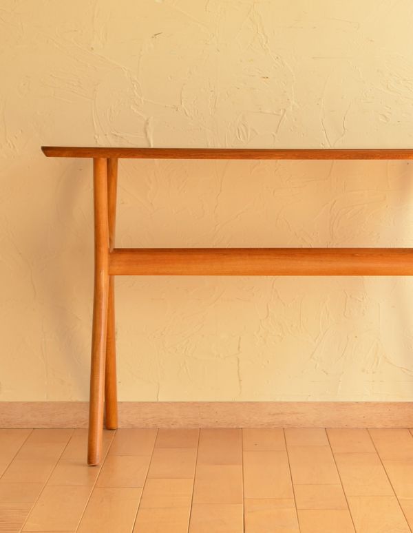 ロイドテーブル アンティーク家具 子供部屋でも使えるイギリスの家具、ヴィンテージのサイドテーブル 。どこから見てもスッキリとしたデザインです。(k-1317-f)