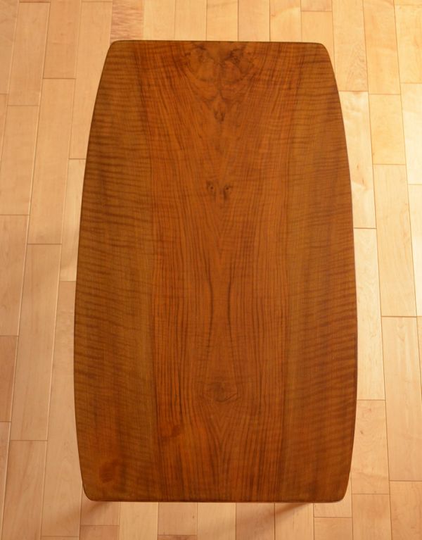 ロイドテーブル アンティーク家具 子供部屋でも使えるイギリスの家具、ヴィンテージのサイドテーブル 。きちんとお直ししているので、天板もキレイな状態です。(k-1317-f)